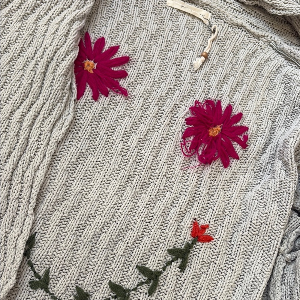 Natural Life Gray Cream Sweater with Floral Smile Design XS//S - Picture 5 of 8